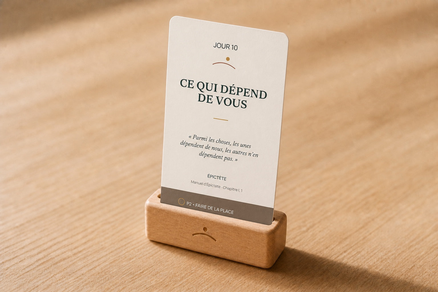La carte officielle du jour 10 placée sur le porte-carte en bois Horizon