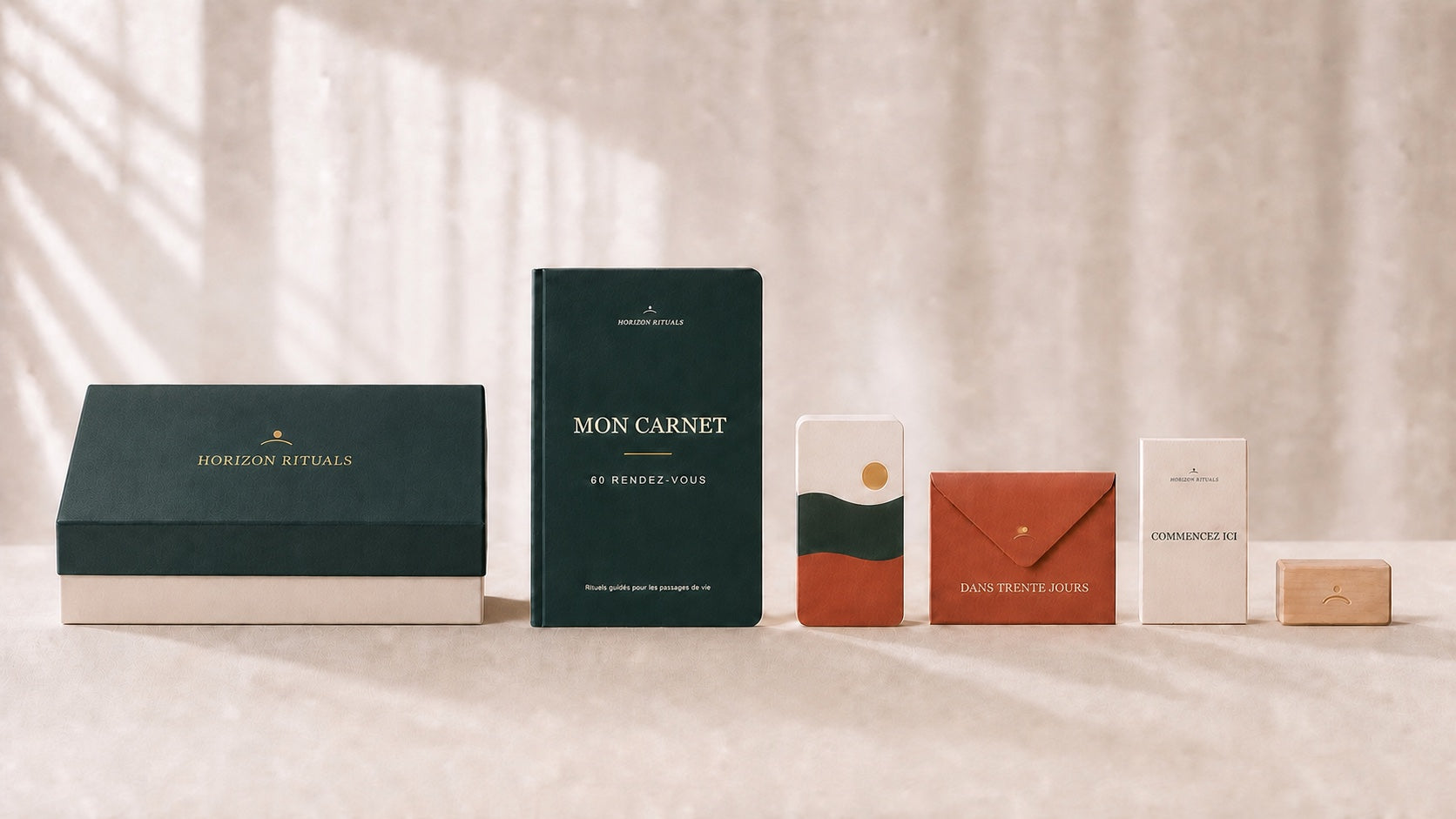 Le contenu physique du Coffret Horizon : carnet, pile de cartes avec sa carte d’ouverture illustrée, porte-carte en bois, notice et enveloppe